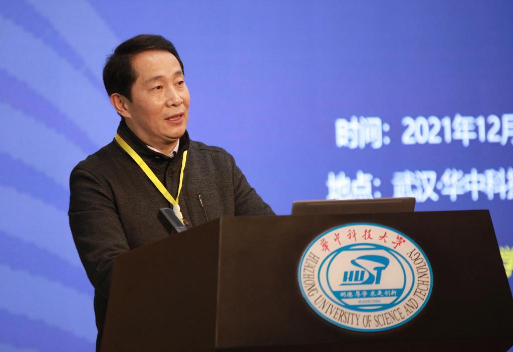 RAYBET雷竞技副经理、《新建筑》杂志主编李晓峰教授主持开幕式